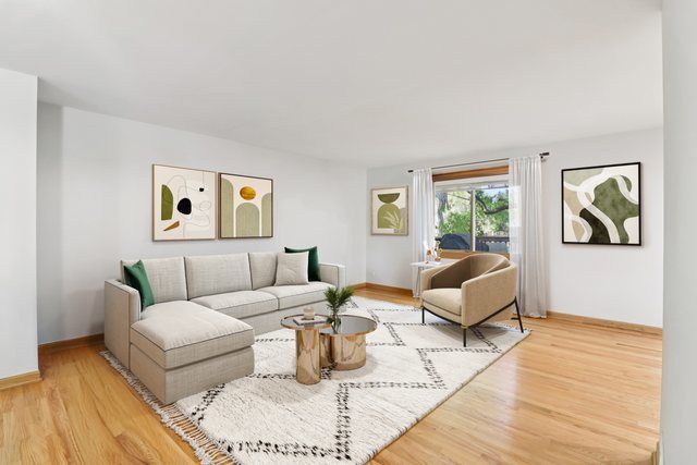 210 E Lakeside Drive, Vernon Hills, IL 60061