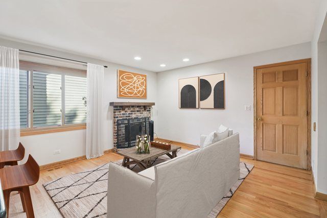 210 E Lakeside Drive, Vernon Hills, IL 60061