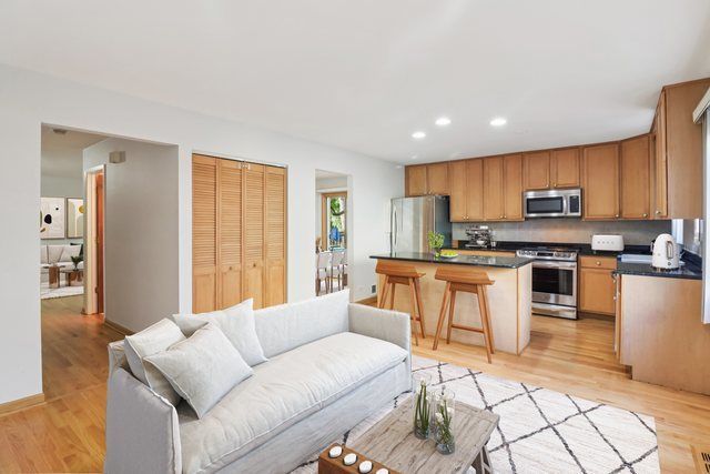 210 E Lakeside Drive, Vernon Hills, IL 60061