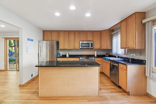 210 E Lakeside Drive, Vernon Hills, IL 60061