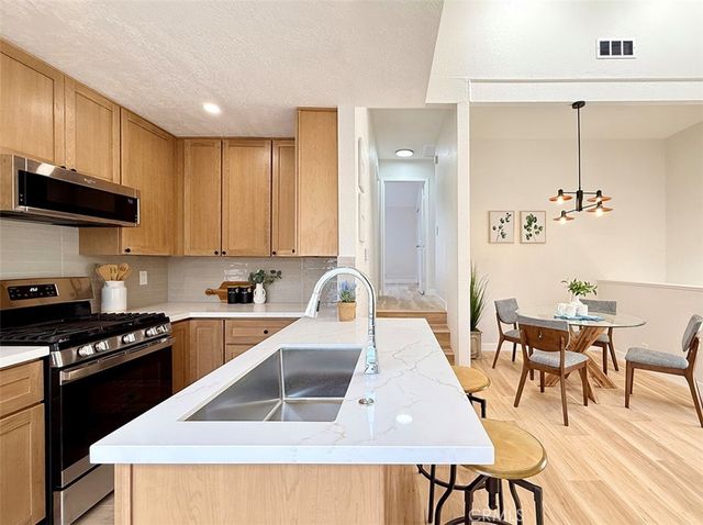 2720 W Segerstrom D, Santa Ana, CA 92704
