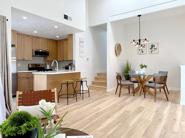 2720 W Segerstrom D, Santa Ana, CA 92704