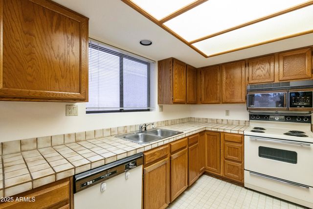 9576 E FAIRWAY Boulevard, Sun Lakes, AZ 85248