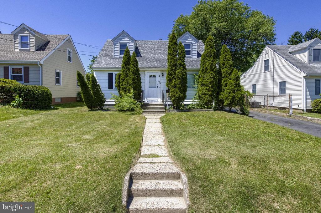 189 REGINA AVE, Hamilton, NJ 08619