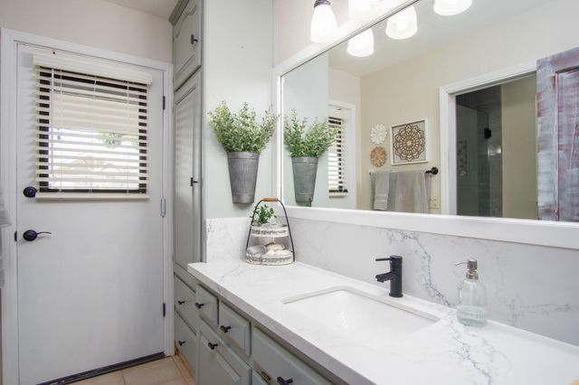 1068 E Waddell Street, Lindsay, CA 93247