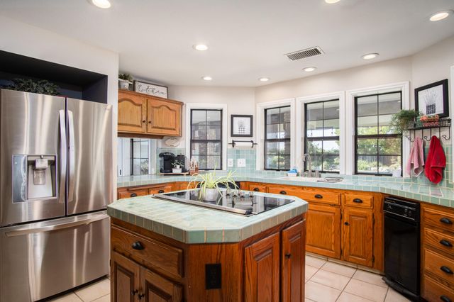 1068 E Waddell Street, Lindsay, CA 93247