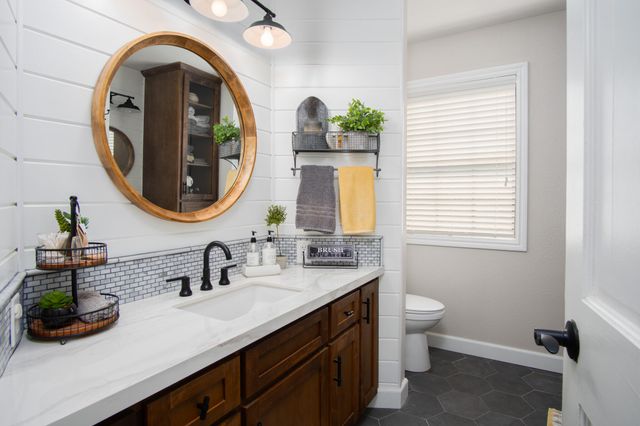 1068 E Waddell Street, Lindsay, CA 93247