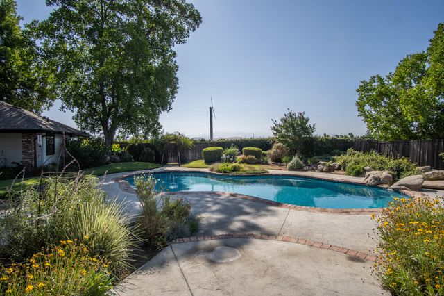 1068 E Waddell Street, Lindsay, CA 93247