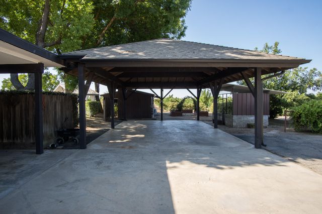 1068 E Waddell Street, Lindsay, CA 93247
