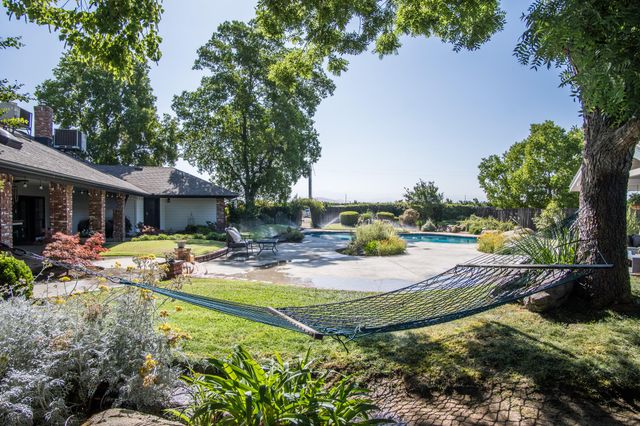 1068 E Waddell Street, Lindsay, CA 93247