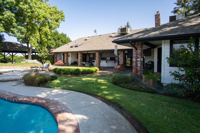 1068 E Waddell Street, Lindsay, CA 93247