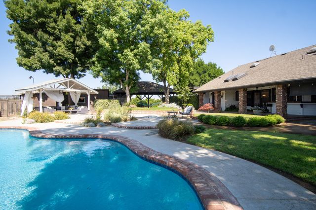 1068 E Waddell Street, Lindsay, CA 93247