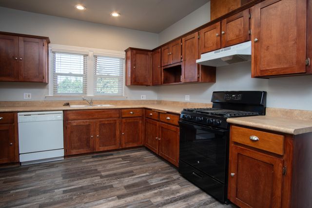 1068 E Waddell Street, Lindsay, CA 93247