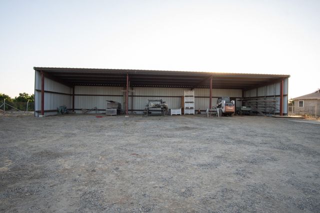 1068 E Waddell Street, Lindsay, CA 93247