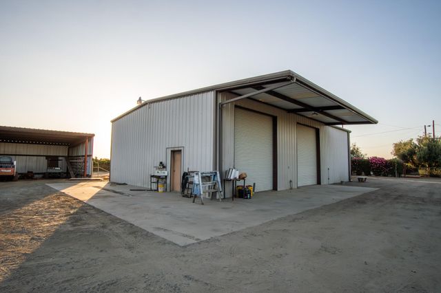 1068 E Waddell Street, Lindsay, CA 93247