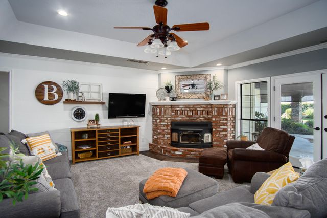 1068 E Waddell Street, Lindsay, CA 93247