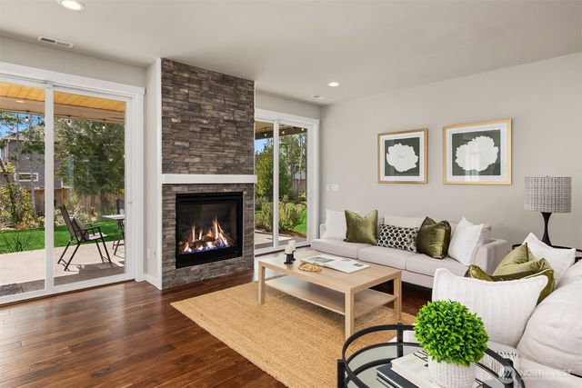 5597 NW Muddy Paws Court, Bremerton, WA 98312