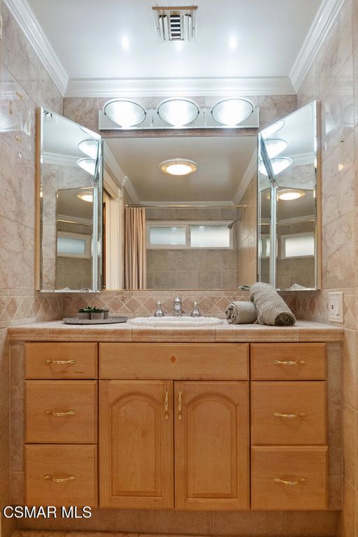 Image 10 of property listing at 1529 Paul Street, Simi Valley, CA 93065