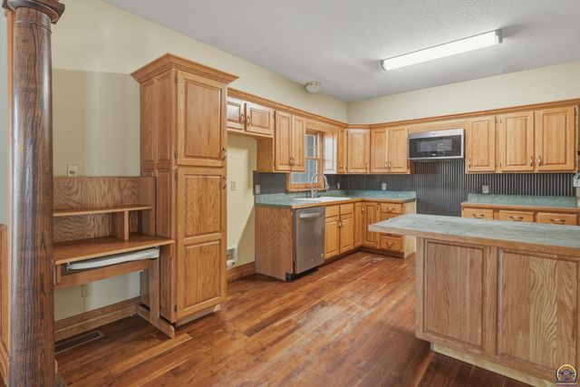 2848 SW Indian Hills RD, Topeka, KS 66614