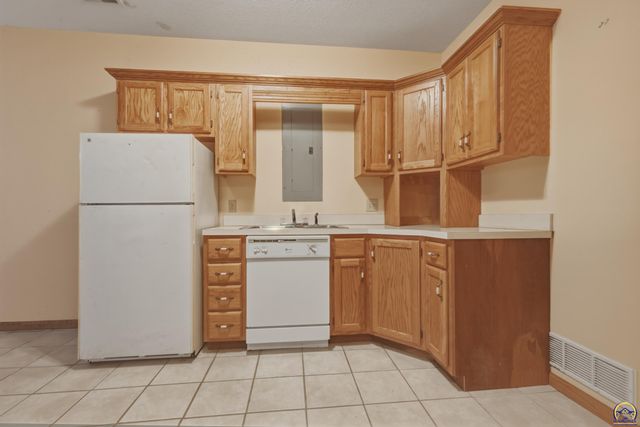 2848 SW Indian Hills RD, Topeka, KS 66614