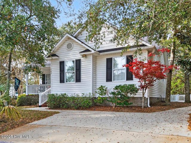 105 SE 36th Street, Oak Island, NC 28465