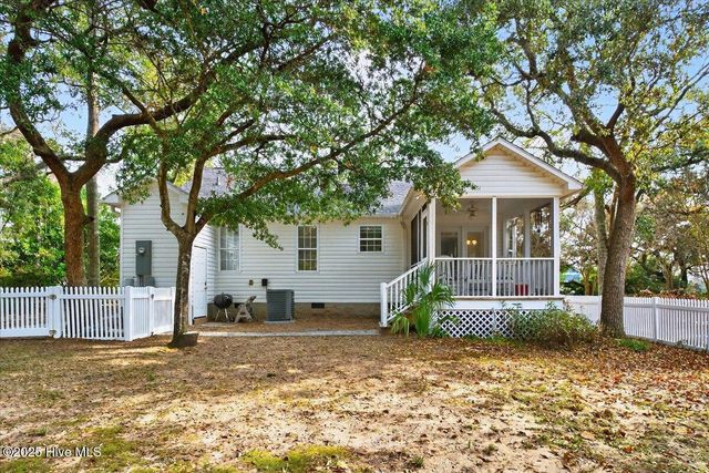 105 SE 36th Street, Oak Island, NC 28465