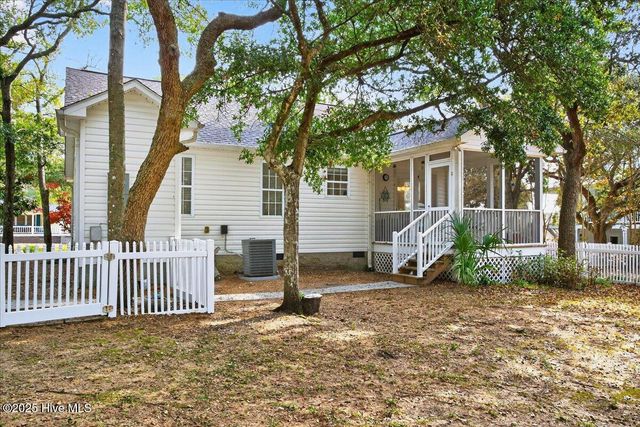 105 SE 36th Street, Oak Island, NC 28465