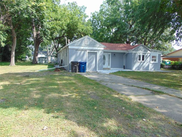 2319 E 38th Street, Des Moines, IA 50317
