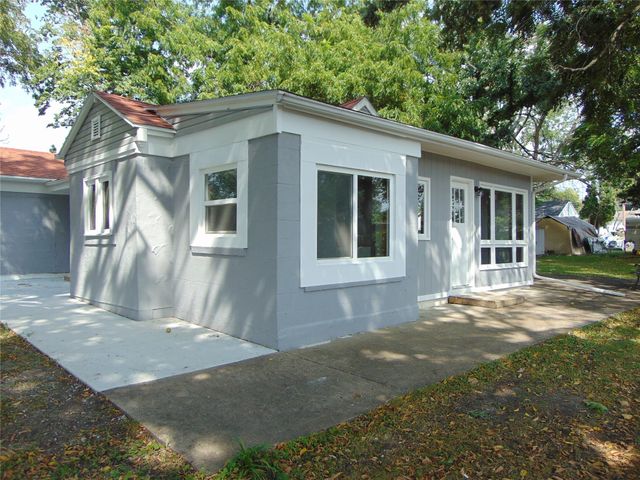 2319 E 38th Street, Des Moines, IA 50317