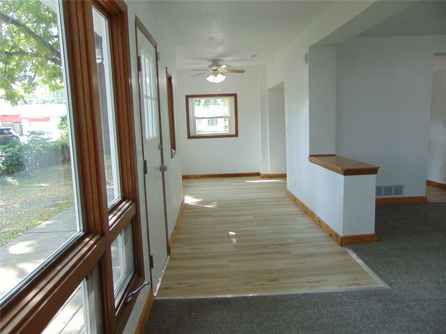 2319 E 38th Street, Des Moines, IA 50317