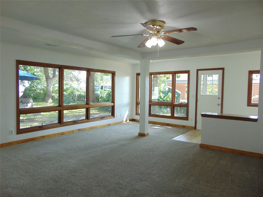 2319 E 38th Street, Des Moines, IA 50317