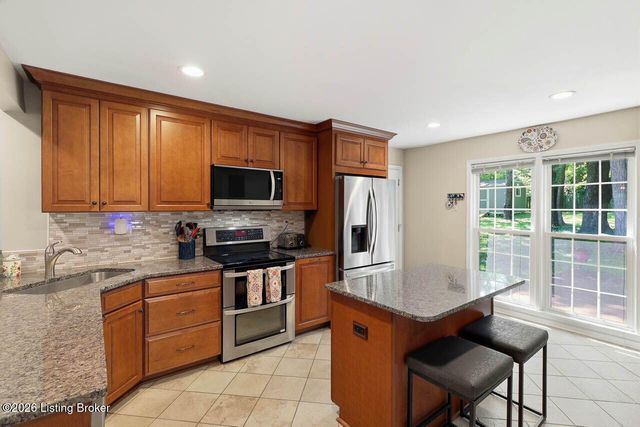 4108 Meadowland Dr, Prospect, KY 40059