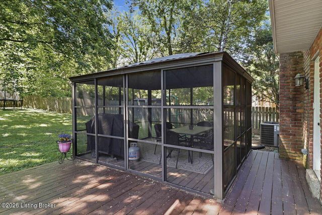 4108 Meadowland Dr, Prospect, KY 40059
