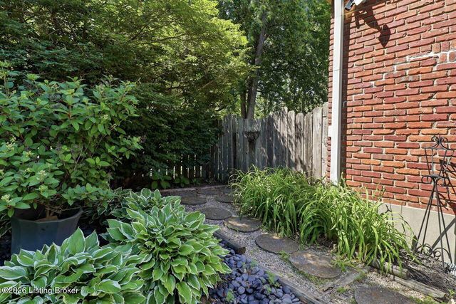 4108 Meadowland Dr, Prospect, KY 40059