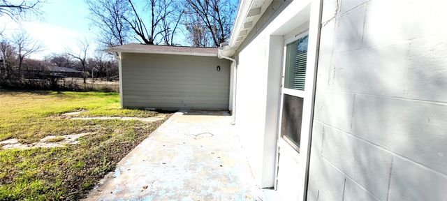 5821 Black Oak Lane, River Oaks, TX 76114