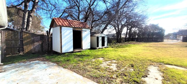 5821 Black Oak Lane, River Oaks, TX 76114