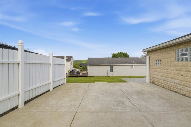 240 Waddell Ave, Donora, PA 15033