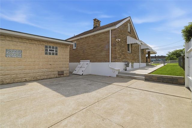 240 Waddell Ave, Donora, PA 15033