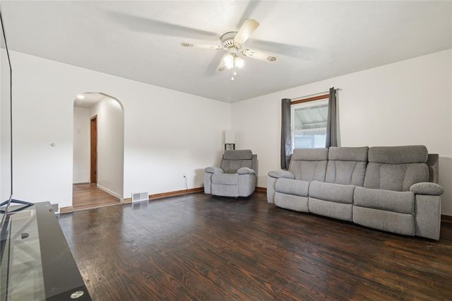 240 Waddell Ave, Donora, PA 15033