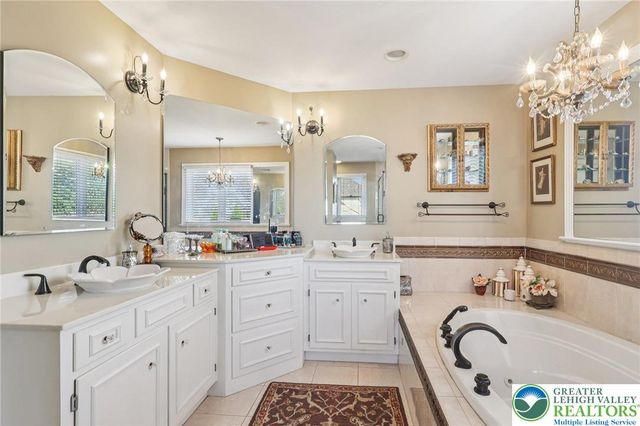 25 Saddle Lane, Easton, PA 18045