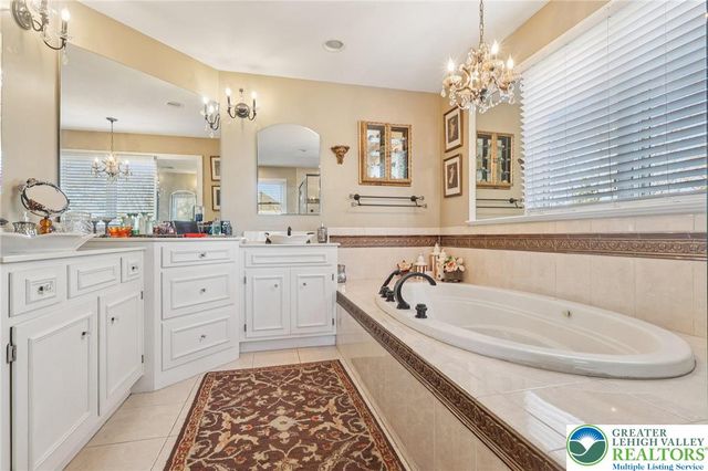 25 Saddle Lane, Easton, PA 18045