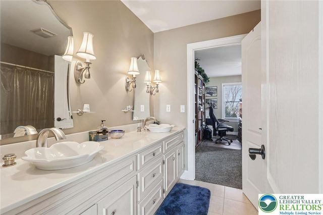 25 Saddle Lane, Easton, PA 18045