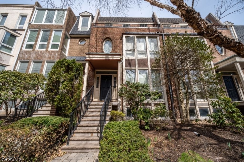 130 Kensington Dr, Fort Lee Boro, NJ 07024 — exterior
