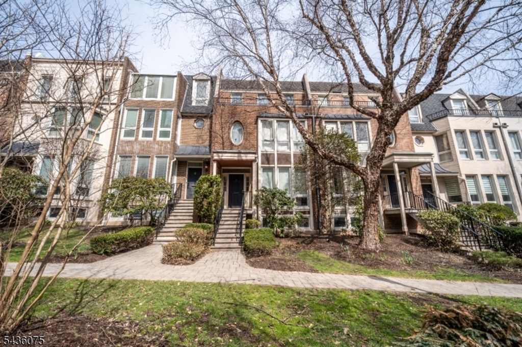 130 Kensington Dr, Fort Lee Boro, NJ 07024 — photo 3