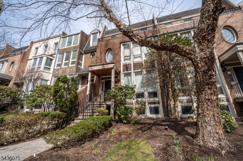 130 Kensington Dr, Fort Lee Boro, NJ 07024 — photo 4