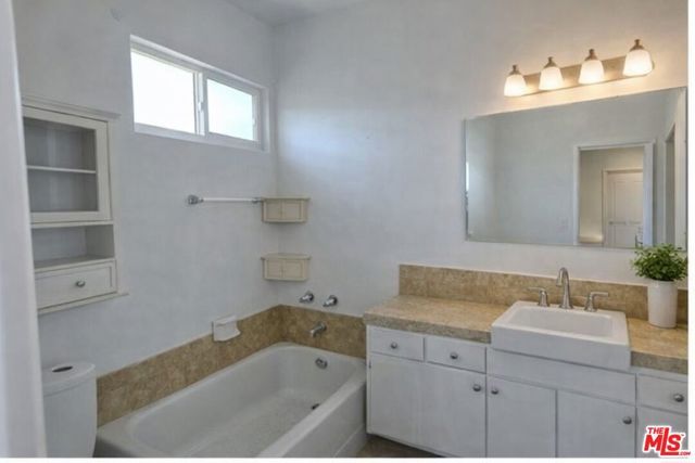 7000 S La Cienega Boulevard 28, Inglewood, CA 90302