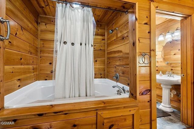 619 Pine Mtn Road, Pigeon Forge, TN 37863