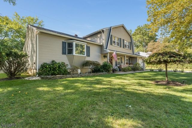 136 Powderhorn Dr, Lopatcong Twp., NJ 08865