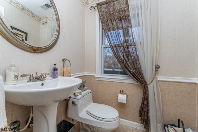 136 Powderhorn Dr, Lopatcong Twp., NJ 08865