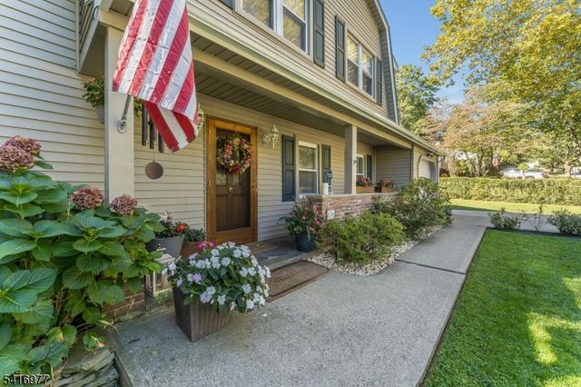 136 Powderhorn Dr, Lopatcong Twp., NJ 08865